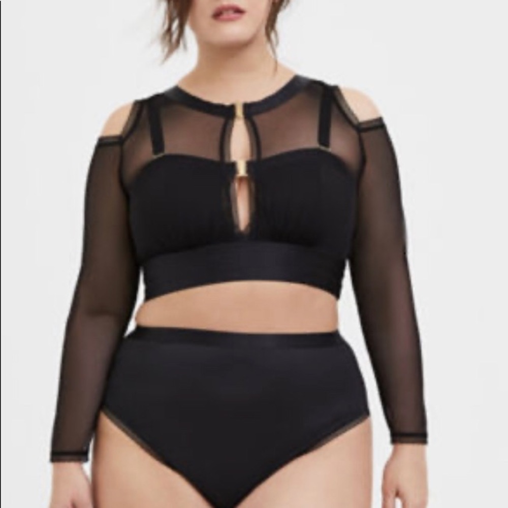 NWT Torrid 4 black mesh cold shoulder crop top